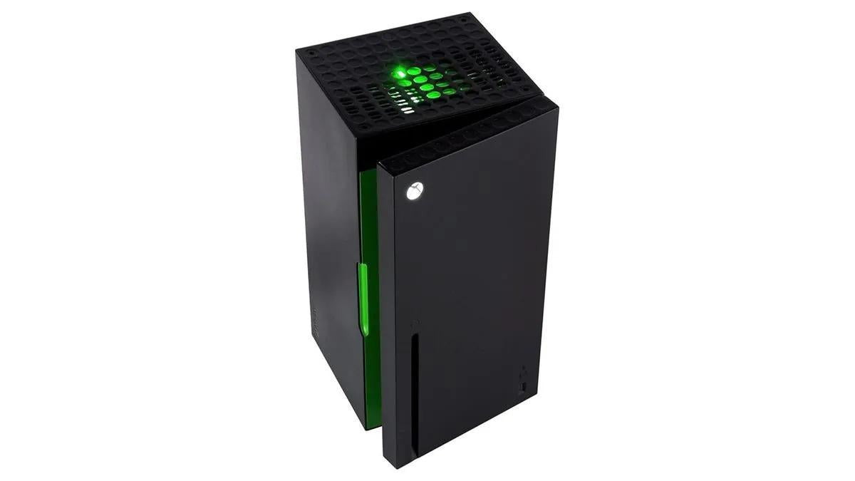 Refrigerador frigobar Xbox Ukonic xbox mini refri color negro con capacidad de 4.5L 127V