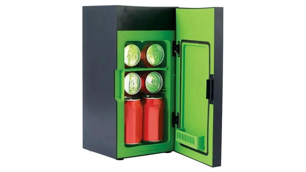 Refrigerador frigobar Xbox Ukonic xbox mini refri color negro con capacidad de 4.5L 127V